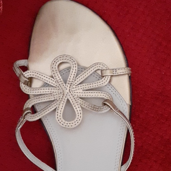 White Stag Gold Sandal. Size 9.5” - Picture 3 of 4